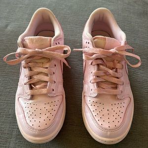 Youth Pink Nike dunks. 4Y. Excellent condition!